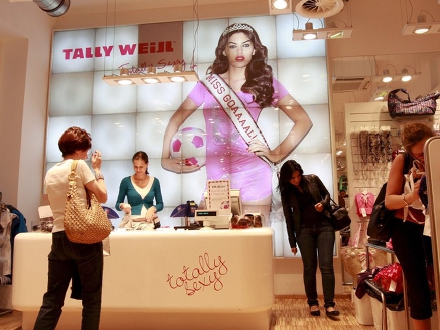 Ein Tally-Weijl-Shop in Wien. Die Modekette bezahlt neue Mitarbeiter am Hauptsitz in Basel künftig in Euro.