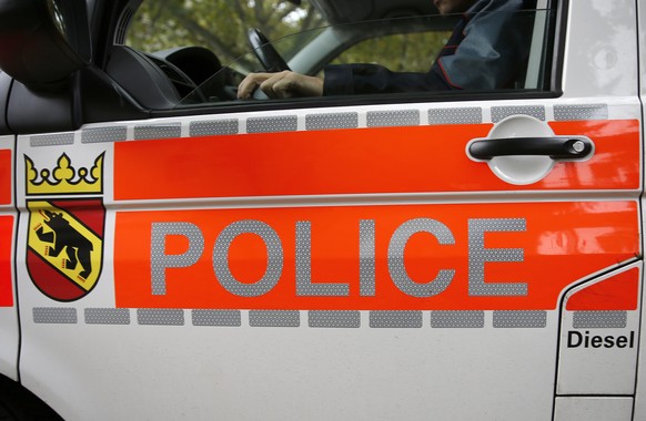 Detail view of the door of a police car of the cantonal police of Berne with the cantonal coats of arms and police letting photographed on October 6, 2015, in Berne, Switzerland. (KEYSTONE/Peter Klaun ...