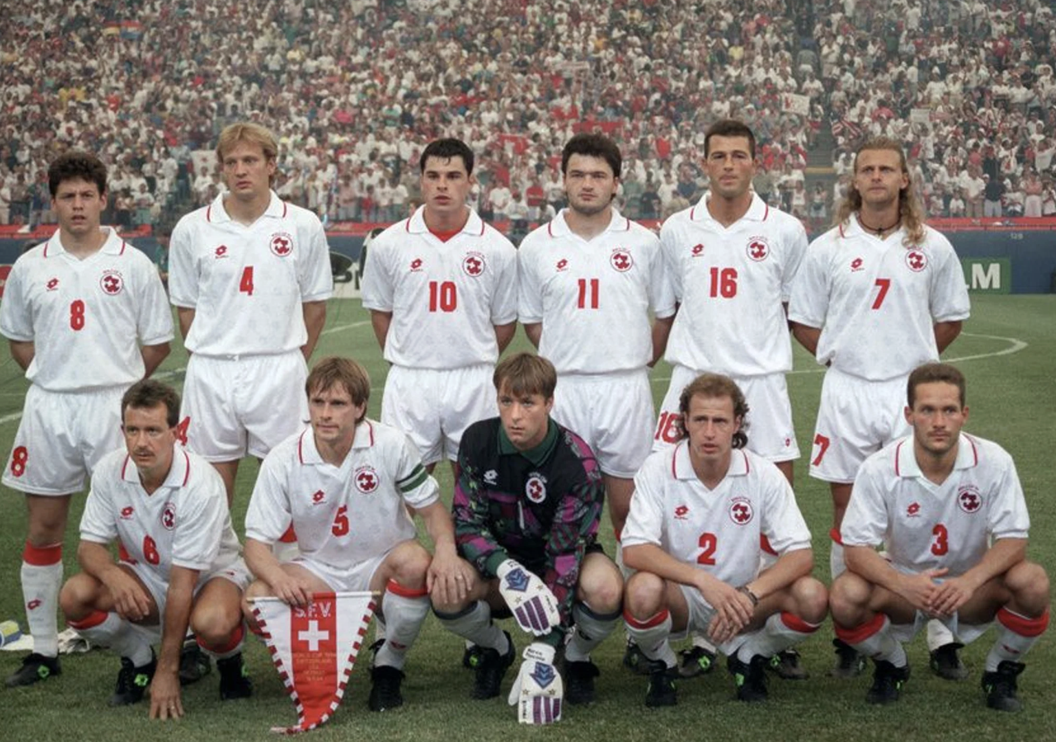 Erste WM-Teilnahme nach 28 Jahren: Christophe Ohrel, Dominique Herr, Ciriaco Sforza, Stéphane Chapuisat, Thomas Bickel, Alain Sutter (hinten von links nach rechts). Vorne: Georges Bregy, Alain Geiger, ...