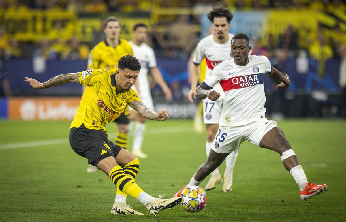 Dortmund, Germany. 01st Mai 2024. Jadon Sancho BVB Nuno Mendes Paris Borussia Dortmund - Paris Saint-Germain 01.05.2024 *** Dortmund, Germany 01st May 2024 Jadon Sancho BVB Nuno Mendes Paris Borussia  ...