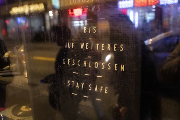 &quot;Bis auf weiteres geschlossen&quot; steht an einer Bar, aufgenommen nach dem Entschluss des Bundesrats zur Schliessung der Restaurants und Bars ab dem 22.12. zur Eindaemmung der Corona-Pandemie,  ...