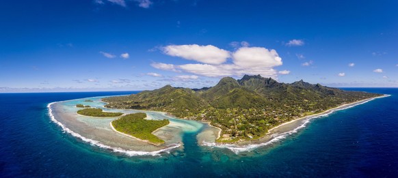 Aerial view of the Rarotonga island, with the Muri beach and lagoon, in the Cook island. - Stock-Fotografie
Stunning aerial view of the Rarotonga island, with the famous Muri beach and lagoon, in the ...