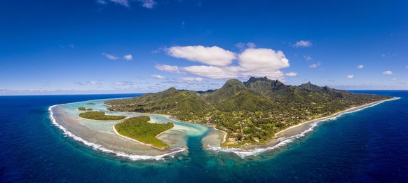 Aerial view of the Rarotonga island, with the Muri beach and lagoon, in the Cook island. - Stock-Fotografie
Stunning aerial view of the Rarotonga island, with the famous Muri beach and lagoon, in the  ...