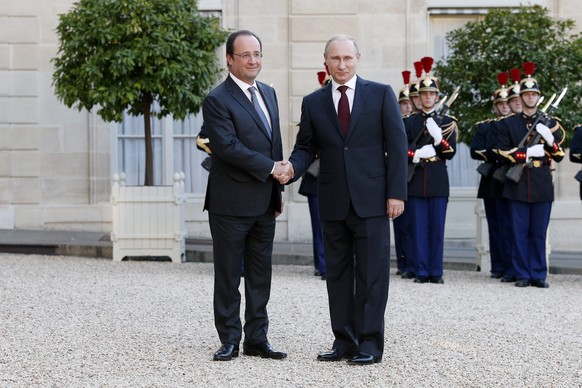 Hollande und Putin begrüssen sich in Paris
