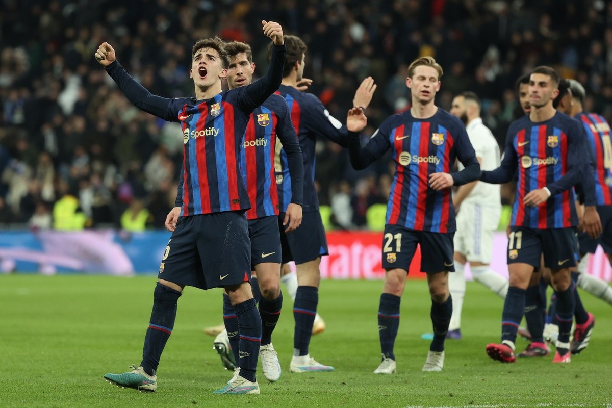 epa10499639 FC Barcelona´s midfielder Gavi (L) reacts after the Spanish King's Cup first-leg semifinal game between Real Madrid and FC Barcelona, in Madrid, Spain, 02 March 2023. EPA/KIKO HUESCA