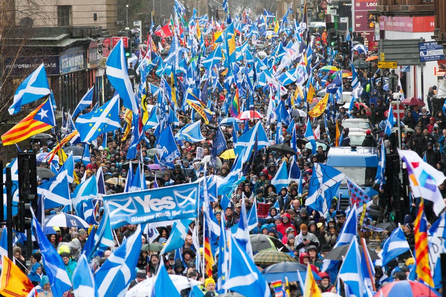 epaselect epa08119636 Campaigners for Scottish independence wave Scottish, Catalonian, Lion Rampant and other flags as they attend the All Under One Banner (AUOB) march through Glasgow, Scotland, Brit ...