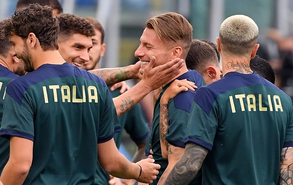 epa09260536 (L-R) Italy's national soccer team players  Manuel Locatelli,Giovanni Di Lorenzo, Ciro Immobile and Federico Bernardeschi react during a training session at the Olimpico Stadium in Rome, Italy, 10 June 2021. Italy will face Turkey in their UEFA EURO 2020 group A preliminary round soccer match on 11 June 2021.  EPA/ETTORE FERRARI (RESTRICTIONS: For editorial news reporting purposes only. Images must appear as still images and must not emulate match action video footage. Photographs published in online publications shall have an interval of at least 20 seconds between the posting.)