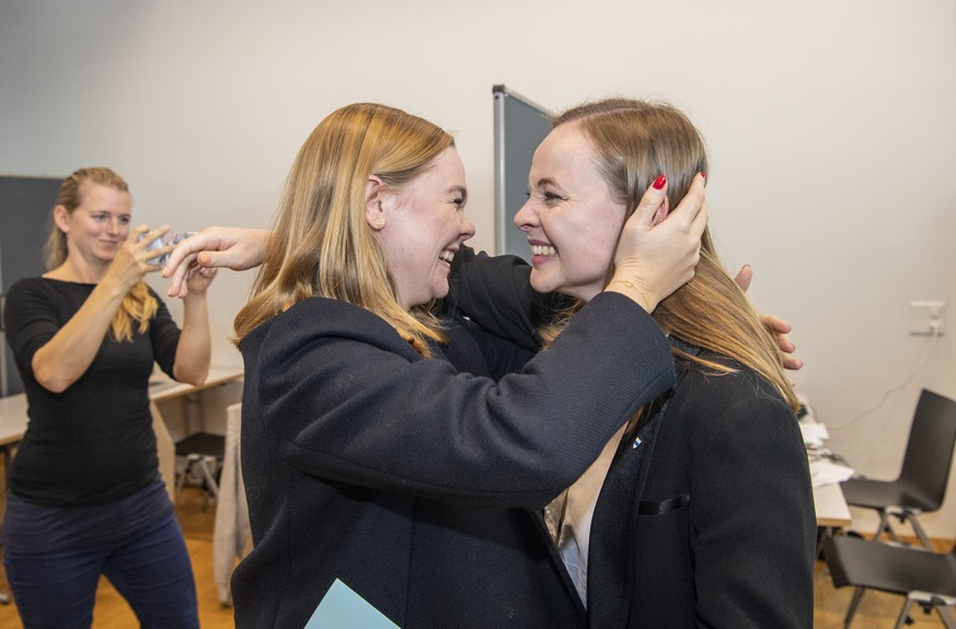 Die neu gewaehlte Zuger Regierungsratsandidatin Laura Dittli, rechts, von der Mitte-Partei und Ihre Schwester, der Regierungsraetin von Waadt, Val