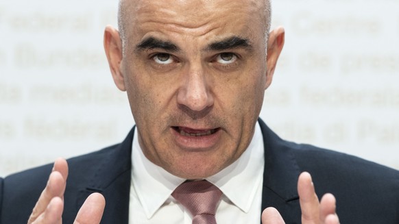 EDI-Vorsteher Alain Berset nimmt die Praxis des Bundesamtes für Sozialversicherungen bei der Gewährung von IV-Renten genauer unter die Lupe.