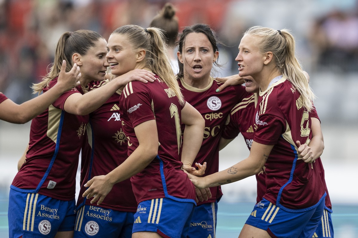 Servette Spielerin Maria Cassandra Hannele Korhonen (rechts) jubelt mit ihren Teamkolleginnen nach ihrem Tor zum 2:1 im Final der Women's Super League Fussball Meisterschaft zwischen Servette FC  ...