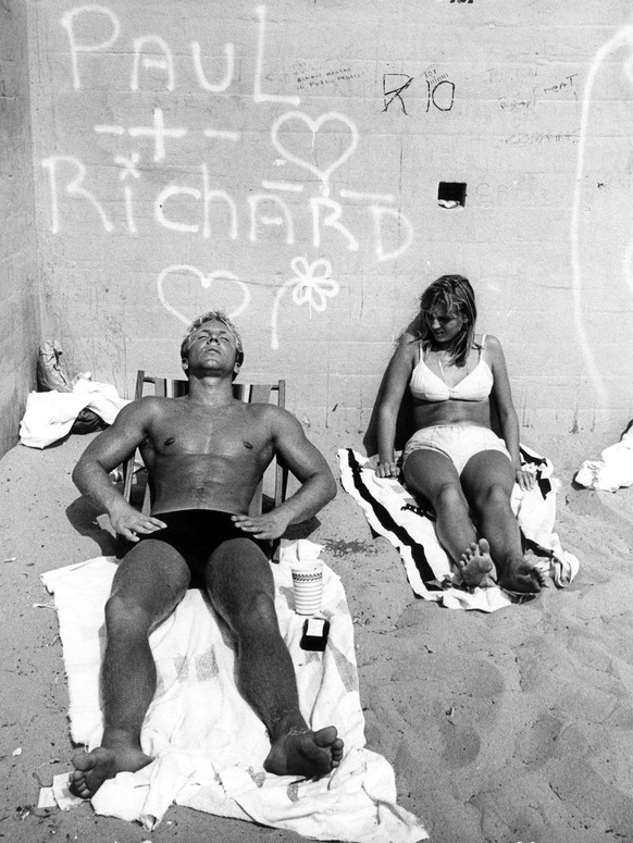 Paar Sonnenbaden am California Beach 10 August 1968 Kalifornien USA Datum unbekannt Ein Paar sonnt sich am Strand whrend es sich mit Babyl einschmiert um eine tiefe dunkle Brune zu bekommen und gesund ...