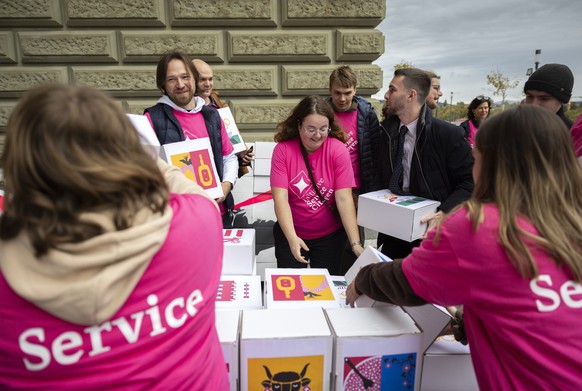 Mitglieder des Komitees und Unterstuetzer nehmen Schachteln mit den gesammelten Unterschriften, bei der Einreichung der Service Citoyen-Initiative bei der Bundeskanzlei, am Donnerstag, 26. Oktober 202 ...