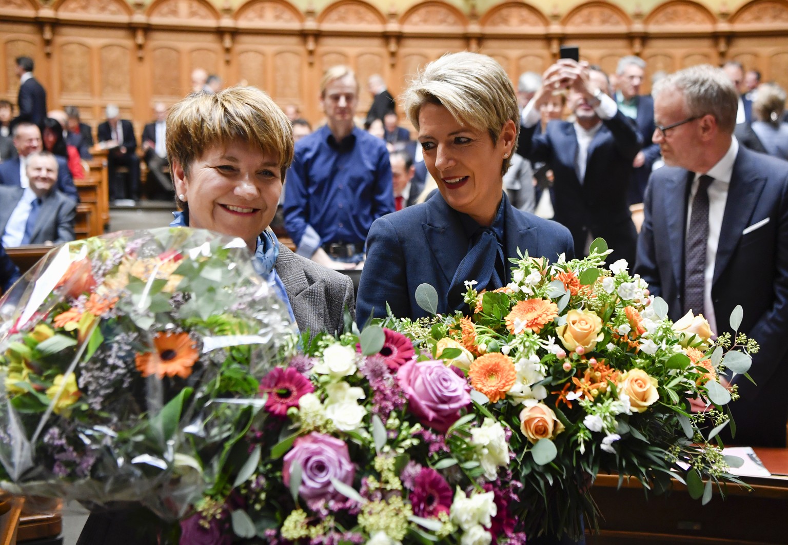 Viola Amherd, links, und Karin Keller-Sutter, freuen sich ueber ihre Wahlen zu den 118. und 119. Mitgliedern des Bundesrates waehrend der Ersatzwahl in den Bundesrat durch die Vereinigte Bundesversamm ...