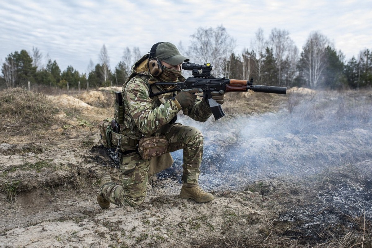 KYIV OBLAST, UKRAINE - MARCH 16: A member of 120th Independent Brigade of the Territorial Defense Forces (Battalion 120) of Ukraine takes part in training exercises, points a rifle near the Belarus bo ...