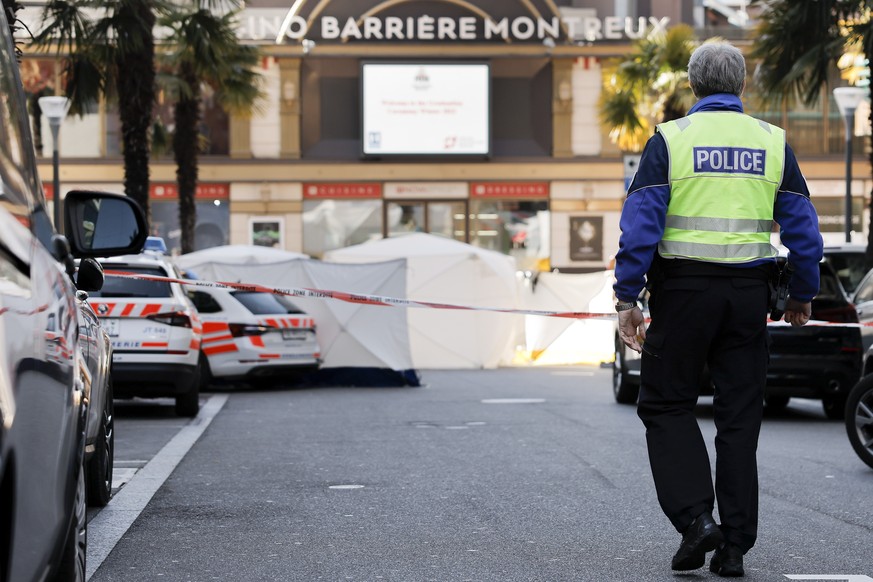 Un policier et des tentes photographiees a l&#039;endroit ou cinq personnes sont decedee apres s&#039;etre jetees dans le vide depuis leur appartement ce jeudi 24 mars 2022 a Montreux. Cinq personnes  ...