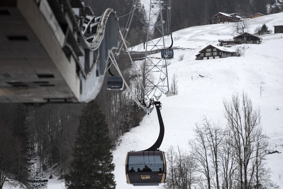 Die VIP Gondel verlaewsst das Terminal anlaesslich eines Medienanlasses zur Eroeffnung der neuen 3S-Bahn Eiger Express, am Freitag, 4. Dezember 2020, in Grindelwald Grund. Das 480 Millionen Franken te ...