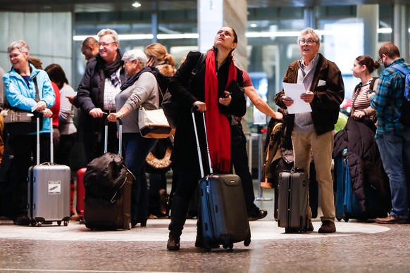 Gestrandete Fluggaeste warten am Flughafen Zuerich auf ihre Weiterreise, am Sonntag, 10. Dezember 2017, in Kloten. Insgesamt 40 Starts und 40 Landungen sind am Flughafen Zuerich wegen starken Schneefa ...