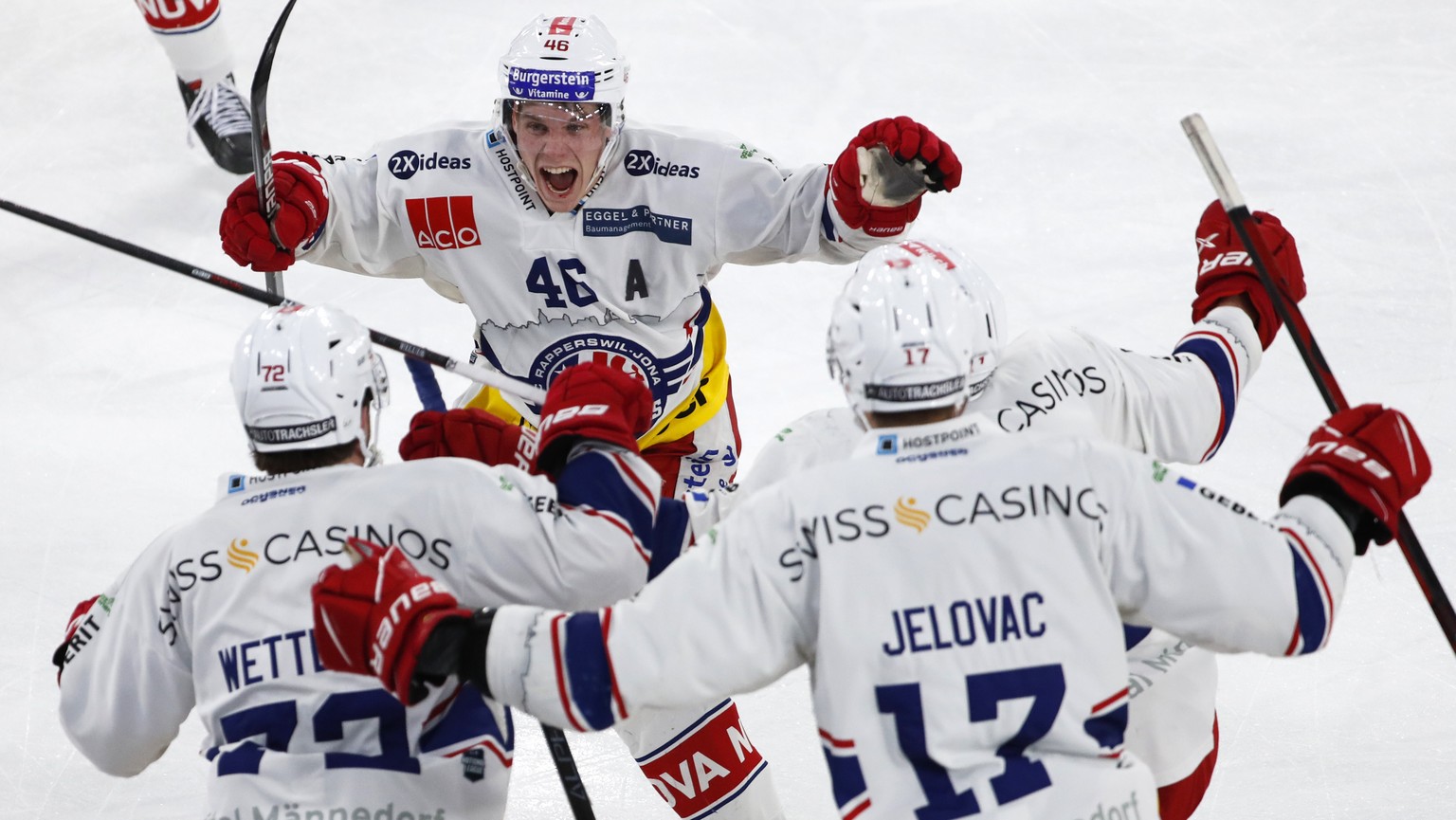 Rapperswils Dominik Egli, Mitte, jubelt nach seinem Tor zum Sieg in der Verlaengerung mit seinen Teamkollegen, im ersten Spiel der Eishockey Pre-Playoff Serie der National League zwischen dem EHC Biel ...