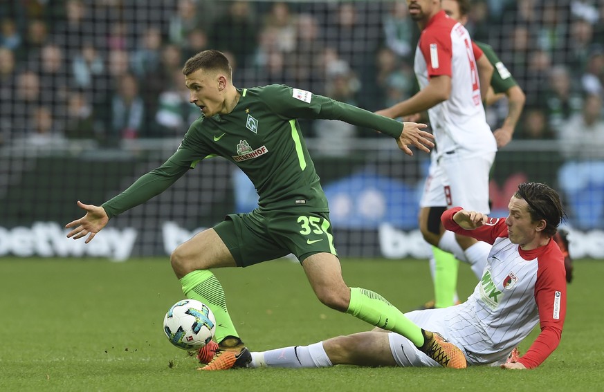 Bremen&#039;s Maximilian Eggestein, left, challenges for the ball with Augsburg&#039;s Michael Gregoritsch during the German Bundesliga soccer match between SV Werder Bremen and FC Augsburg, in Bremen ...