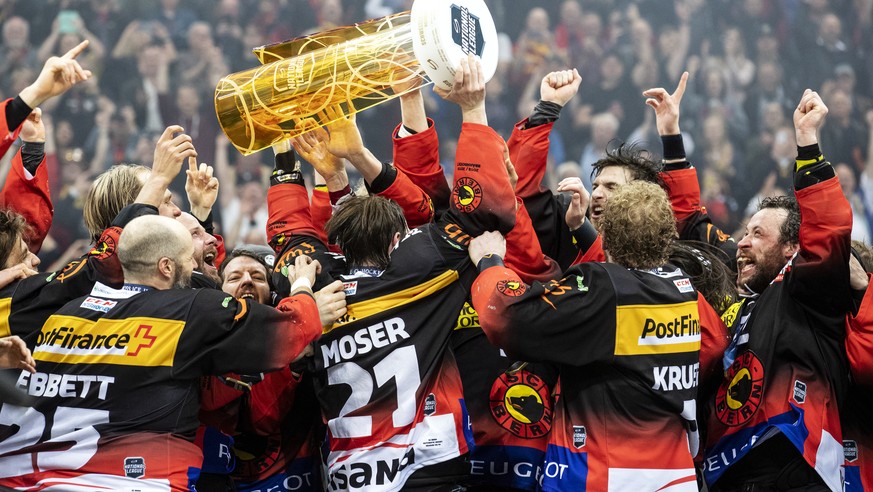 Der SC Bern feiert mit dem Pokal den Schweizermeistertitel nach dem Sieg im fuenften Eishockey Playoff-Finalspiel der National League zwischen dem SC Bern und dem EV Zug, am Samstag, 20. April 2019, i ...