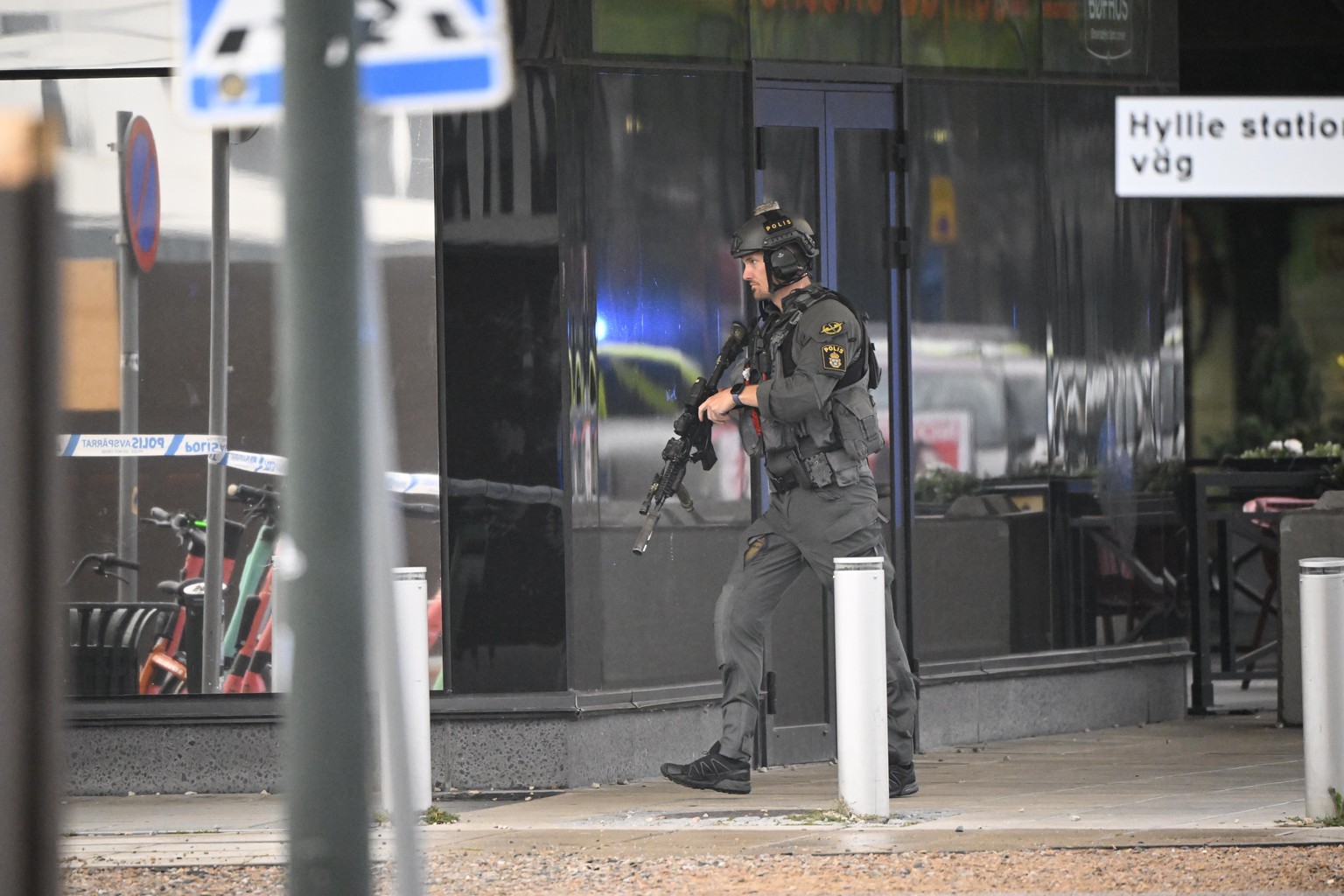 A policeman arrives at the scene of shooting at Emporia shopping center in Malmo, Sweden, Friday, Aug. 19, 2022. (Johan Nilsson/TT News Agency via AP)