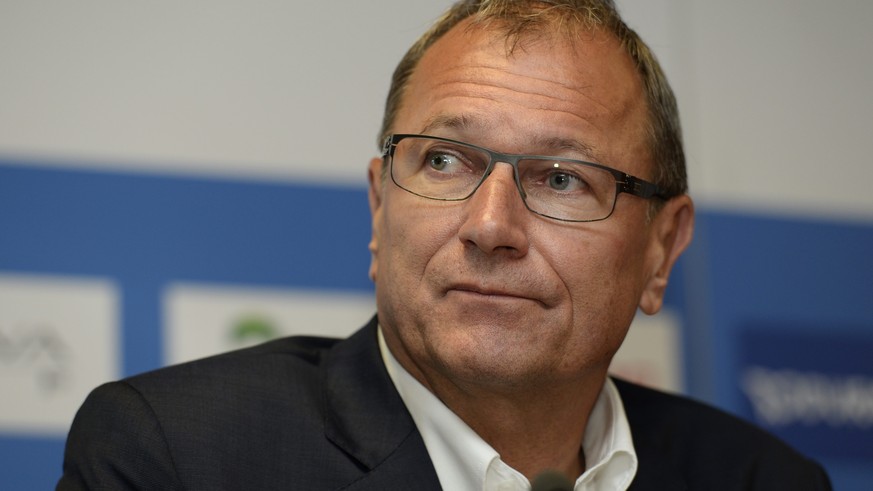 ARCHIV --- ZUR MELDUNG, DASS GC UND PRAESIDENT ANDRE DOSE SICH TRENNEN, STELLEN WIR IHNEN FOLGENDES BILD ZUR VERFUEGUNG --- Grasshopper Praesident Andre Dose verfolgt anlaesslich einer Pressekonferenz ...