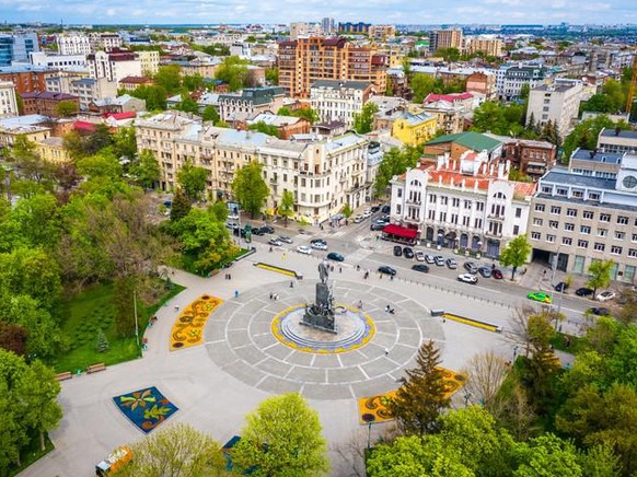 Taras Schewtschenko Denkmal an der Sumskaya Straße in Charkow, Luftbild - Stock-Fotografie
Taras Shevchenko monument at Sumskaya street in Kharkov, Ukraine. Aerial view with green spring trees in park ...