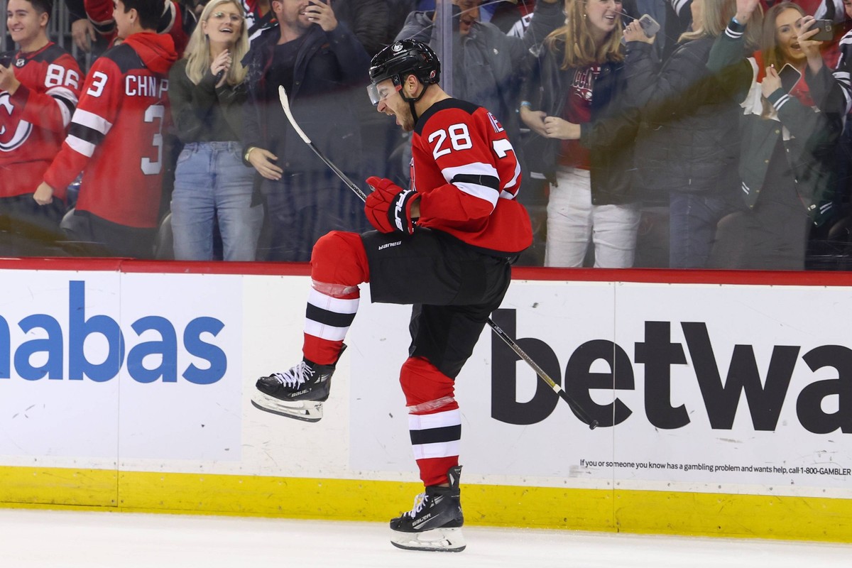 NHL, Eishockey Herren, USA Columbus Blue Jackets at New Jersey Devils Dec 27, 2023 Newark, New Jersey, USA New Jersey Devils right wing Timo Meier 28 celebrates his game winning goal against the Colum ...