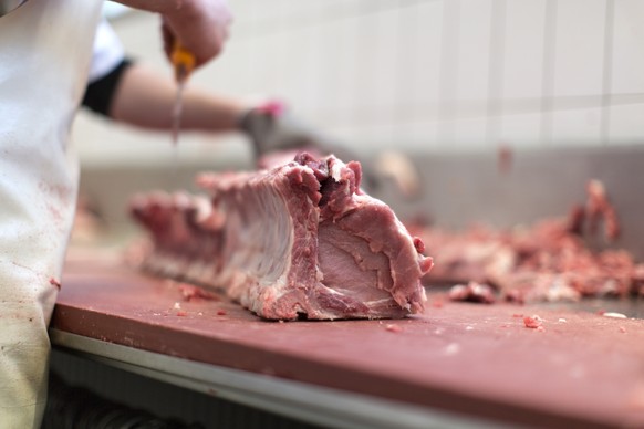 ARCHIV - ZUR MELDUNG ZUM WERTEVERLUST IM SCHWEIZER FLEISCHMARKT STELLEN WIR IHNEN FOLGENDES BILDMATERIAL ZUR VERFUEGUNG - Employees of butcher Nyffenegger cut meat, Zollbrueck, Emmental Valley, April  ...