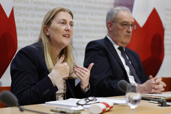 Staatsekretaerin Helene Budliger Artieda, Direktorin des Staatssekretariats fuer Wirtschaft SECO, spricht neben Bundesrat Guy Parmelin waehrend einer Medienkonferenz des Bundesrates zum Lohnschutz, am ...