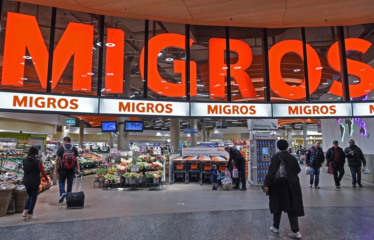 ARCHIVBILD ZUM UMSATZ DER MIGROS IM GESCHAEFTSJAHR 2021, AM DIENSTAG, 18. JANUAR 2022 - Das Migros Logo beim Ladeneingang, fotografiert am Samstag, 17. Februar 2018, am Flughafen Zuerich. (KEYSTONE/Me ...