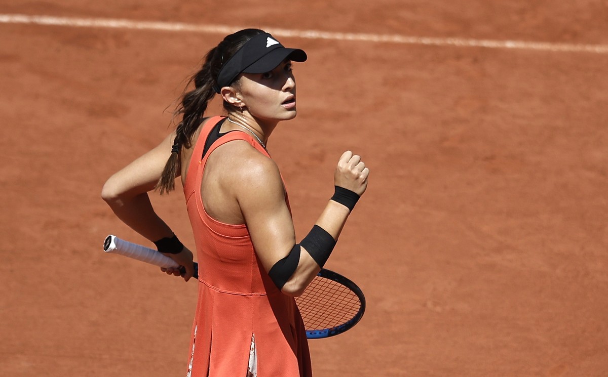 epa10661920 Elina Avanesyan of Russia plays Belinda Bencic of Switzerland in their Women's Singles first round match during the French Open Grand Slam tennis tournament at Roland Garros in Paris, ...