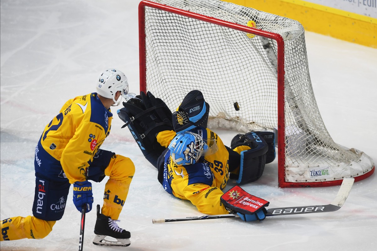 Davos's goalkeeper Anders Lindbaeck during the Goal 3-0 of Ambri's player Dominik Kubalik, during the regular season game of the National League Swiss Championship 2018/19 between HC Ambri P ...