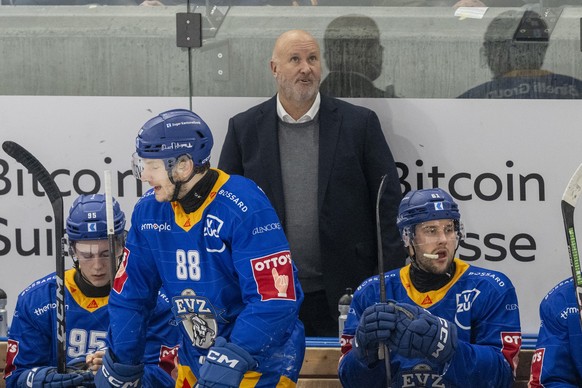 Head Coach Benoit Groulx, oben, von Zug beim Eishockey Qualifikationsspiel der National League zwischen dem EV Zug und den SC Langnau Tigers am Samstag, 24. Januar 2026 in Zug. (KEYSTONE/Urs Flueeler) ...