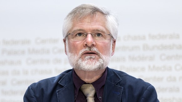 Rudolf Hauri, Kantonsarzt Zug, Praesident der Vereinigung der Kantonsaerztinnen und Kantonsaerzte VKS, spricht waehrend einer Medienkonferenz zur aktuellen Situation des Coronavirus, am Dienstag, 18.  ...