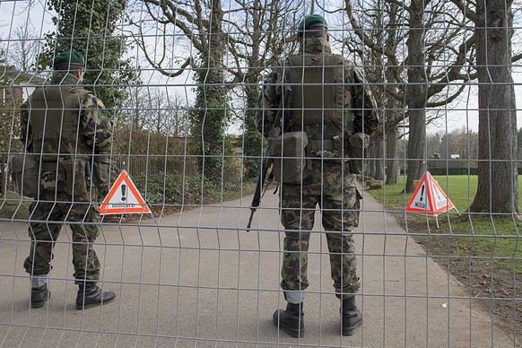 Rund 1000 Polizisten aus der ganzen Schweiz und mehr als 3600 Armeeangehörige stehen beim OSZE-Treffen im Einsatz.