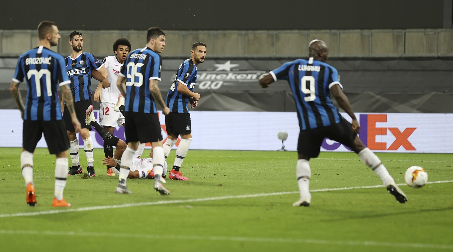 Sevilla&#039;s Diego Carlos, bottom, scores his side&#039;s third goal as Inter Milan&#039;s Romelu Lukaku, right, tries to stop the ball during the Europa League final soccer match between Sevilla an ...