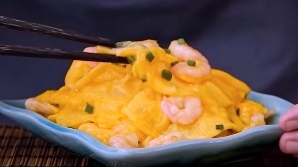 Cantonese style scrambled eggs - with extras and toppings: Stir fried beef, shrimps, char siu bbq pork 
https://youtu.be/ONYflj0I2QI?si=V-X9M1yQxIatSxt8