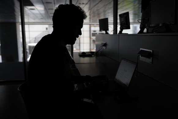 epa12060268 A reporter tries to work at press room during Mutua Madrid Open tennis tournament as a blackout hit Spain and Portugal in Madrid, Spain, 28 April 2025. A massive blackout has hit large par ...