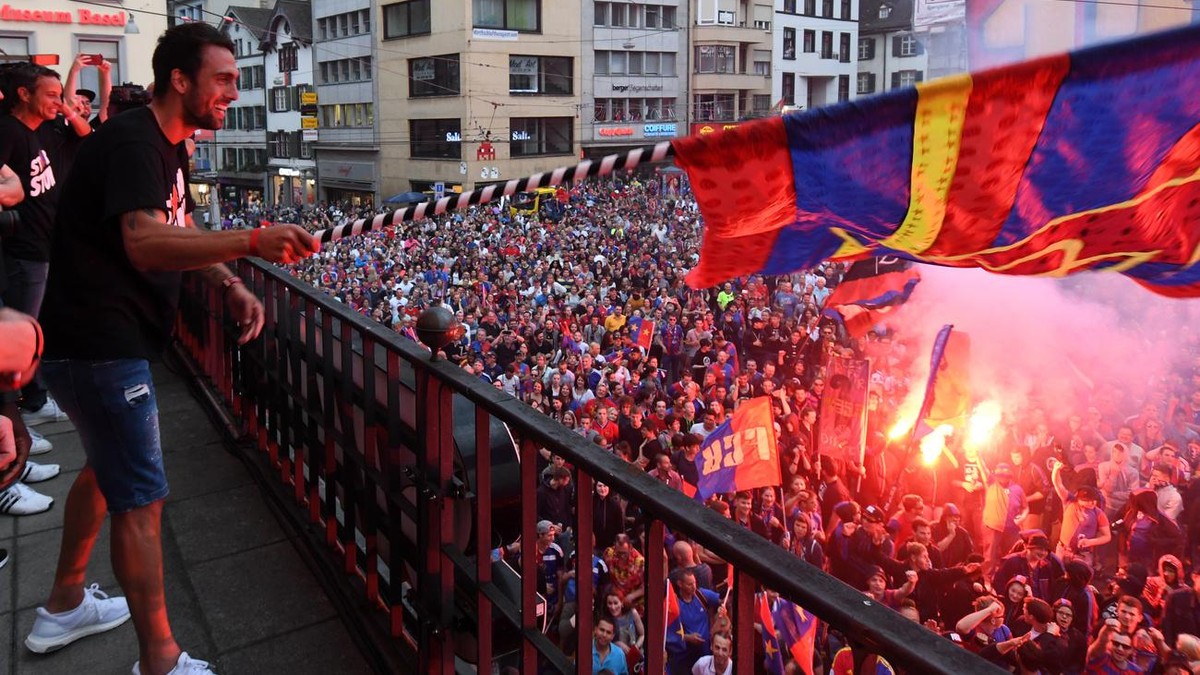 Der Captain des FC Basel, Matias Delgado und einige Spieler des FC Basel feiern an der offiziellen Meisterfeier des Clubs am Samstag, 3. Juni 2017 den Meistertitel auf dem Balkon am Barfuesserplatz vo ...