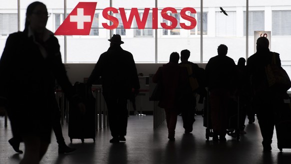 ARCHIVBILD ZU DEN UMSATZZAHLEN BEI SWISS --- Menschen bewegen sich am Check-In Schalter der Fluggesellschaft Swiss am Flughafen in Zuerich, aufgenommen am Donnerstag, 14. Dezember 2017. (KEYSTONE/Enni ...