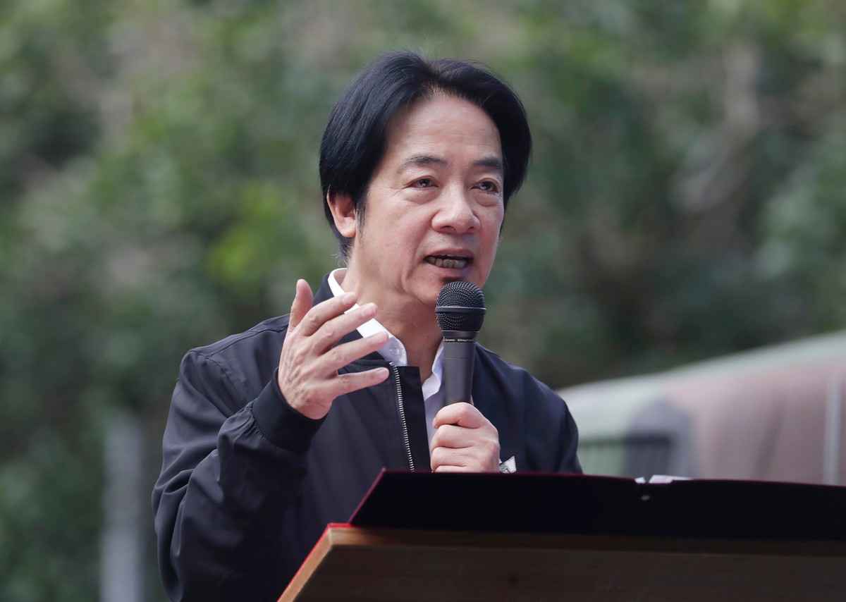 Taiwan President Lai Ching-te delivers a speech as he inspects Taiwanese reservists participating in reserve military training in Ilan County, Eastern Taiwan, Tuesday, Dec. 2, 2025. (AP Photo/Chiang Y ...
