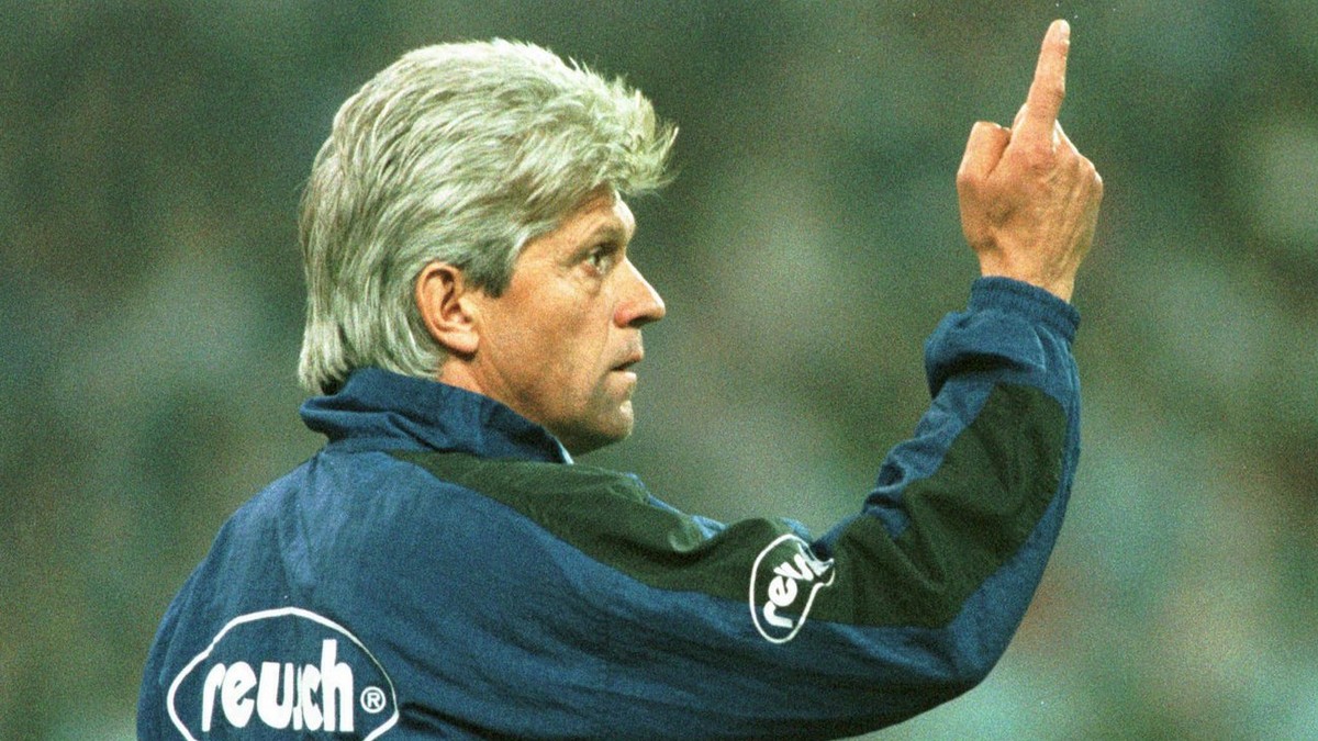 Munich coach Werner Lorant gestures to his team during Germany's first soccer league match TSV 1860 Munich vs. Bayer 04 Leverkusen at Munich's Olympic stadium Wednesday, March 12, 1997. (KEY ...