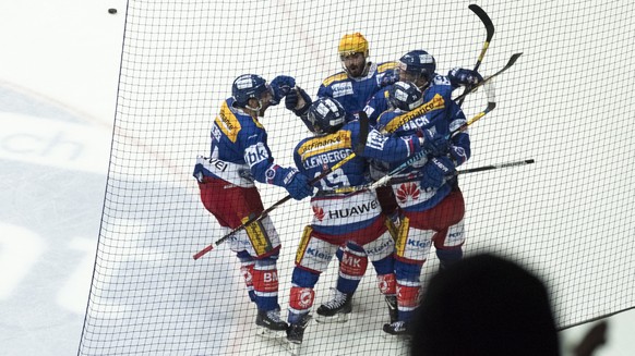 Die Spieler des EHC Kloten bejubeln den 1:1-Ausgleichstreffer von Rene Back, vorne rechts, im dritten Eishockey Spiel der Ligaqualifikation der National League zwischen dem EHC Kloten und den SC Rappe ...