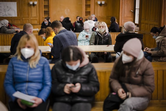 People from Ukraine are waiting during the registration at the reception center for refugees, following Russia&#039;s invasion of Ukraine, in Zurich, Switzerland on March 15, 2022. (KEYSTONE/Michael B ...