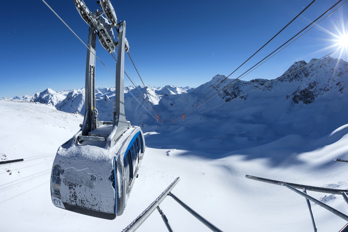 Bahn frei: Die Verbindungsbahn zwischen Arosa und Lenzerheide ist in Betrieb!Geniessen Sie neu 225 Pistenkilometer in zwei Taelern mit drei Sonnenseiten und erleben Sie mit Heidi&amp;Gigi freudiges H ...