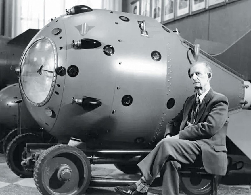 Das Modell der ersten sowjetischen Atombombe ist heute im Polytechnischen Museum Moskau zu sehen. Davor sitzt dessen Schöpfer, der Atomphysiker Yulii Khariton. 