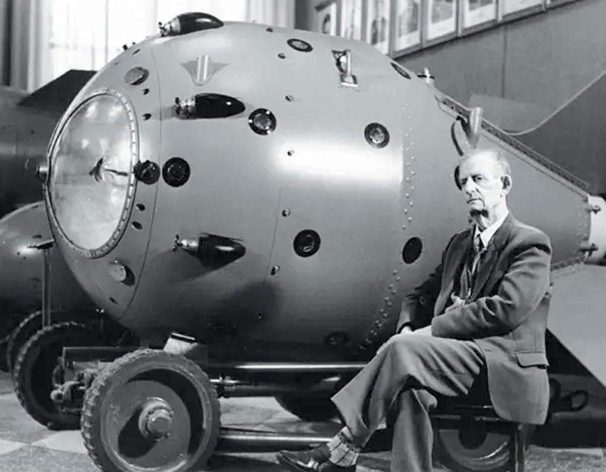 Das Modell der ersten sowjetischen Atombombe ist heute im Polytechnischen Museum Moskau zu sehen. Davor sitzt dessen Schöpfer, der Atomphysiker Yulii Khariton.