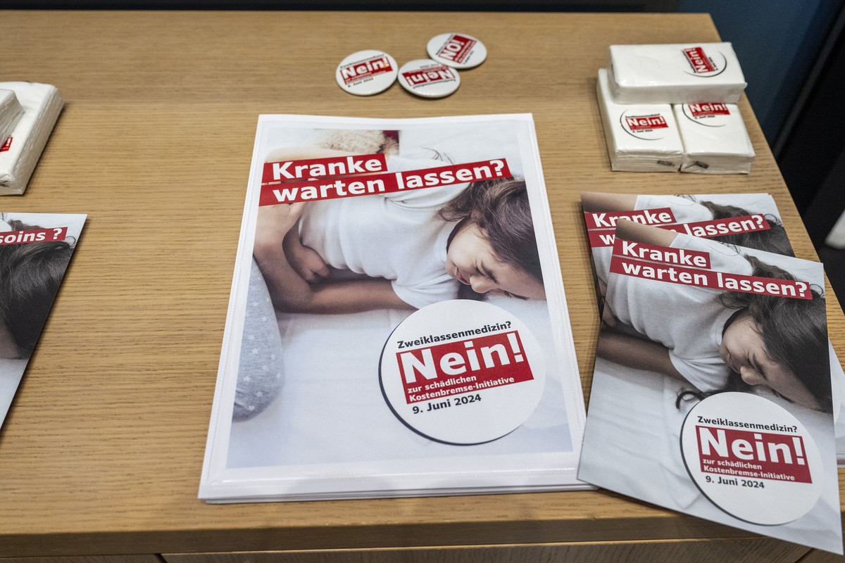 Flyer zum "Nein zur Kostenbremse Initiative" liegen im Medienzentrum auf, am Montag, 15. April 2024, in Bern. Am 9. Juni stimmt die Schweizer Stimmbevoelkerung ueber dies Initiative ab. (KEY ...
