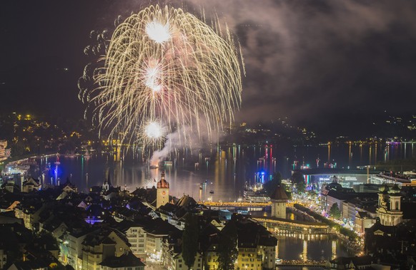 Das Feuerwerk im Luzerner Seebecken vom Samstag, 30. Juni 2018, welches von einem Sponsor organisiert wurde und im Zusammenhang mit der Praemierung des Art-Deco Hotel Montana zum Hotel des Jahres steh ...